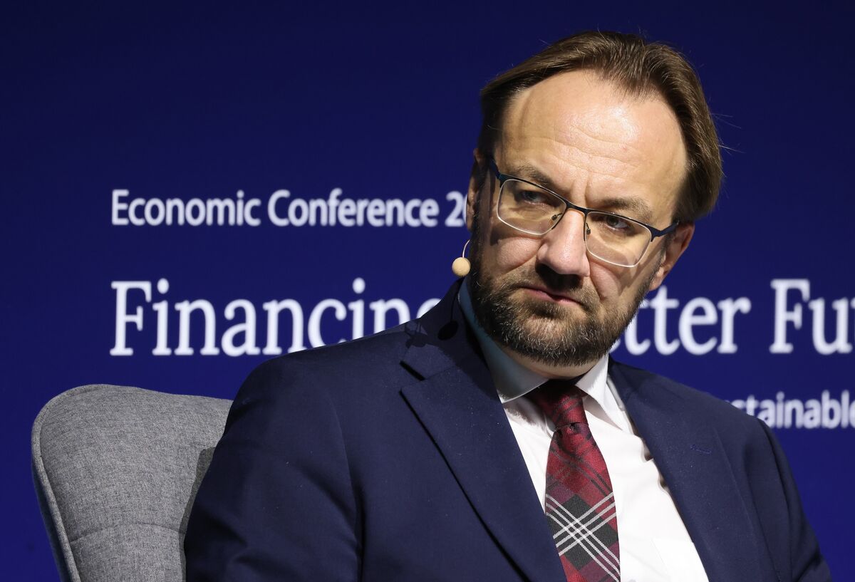 ECB’s Simkus Says Downside Risks Keep Further Rate Cut in Play